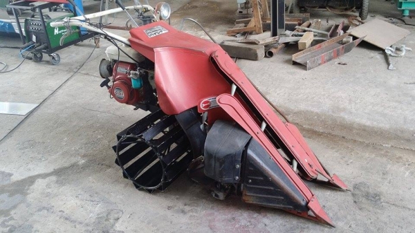รถเกี่ยวข้าวเดินตามแบบมัดข้าวในตัว Honda เก่าญี่ปุ่น เป็นล้อเหล็ก เกี่ยวมัดแถวเดียว  สภาพดี เครื่องพร้อมใช้งาน
