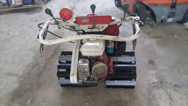 รถเกี่ยวข้าวเดินตามแบบมัดข้าวในตัว Honda เก่าญี่ปุ่น เป็นล้อเหล็ก เกี่ยวมัดแถวเดียว สภาพดี เครื่องพร้อมใช้งาน รถเกี่ยวข้าวเดินตามแบบมัดข้าวในตัว Honda เก่าญี่ปุ่น เป็นล้อเหล็ก เกี่ยวมัดแถวเดียว สภาพดี เครื่องพร้อมใช้งาน