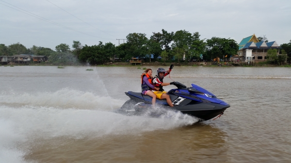 ขายด่วน YAMAHA FX CURISER 2014 280HP เรือวิ่ง20ชั่วโมง แถมเทลเลอร์ใหม่ ผ้าคลุมyamaha แท้ เสื้อชูชีพ jet pilot ซื้อมารวมทั้งหมด 660,000  ขายเพียง 550,000  ด่วนนะครับ