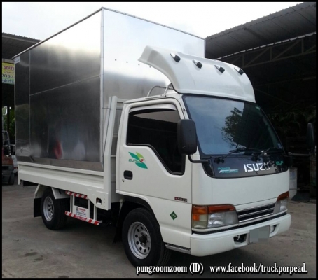 กระบะเหล็กอัดขอบกระบะสูงจากหัวเก๋งเพิ่มไปอีก 20 ซม. โครงหลังกระบะมีหมวกแก๊บ พร้อมตู้แห้ง