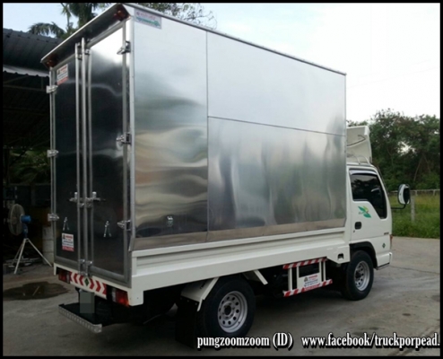 กระบะเหล็กอัดขอบกระบะสูงจากหัวเก๋งเพิ่มไปอีก 20 ซม. โครงหลังกระบะมีหมวกแก๊บ พร้อมตู้แห้ง