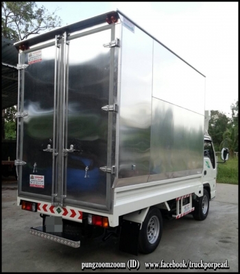 กระบะเหล็กอัดขอบกระบะสูงจากหัวเก๋งเพิ่มไปอีก 20 ซม. โครงหลังกระบะมีหมวกแก๊บ พร้อมตู้แห้ง