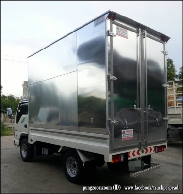 กระบะเหล็กอัดขอบกระบะสูงจากหัวเก๋งเพิ่มไปอีก 20 ซม. โครงหลังกระบะมีหมวกแก๊บ พร้อมตู้แห้ง