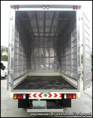 กระบะเหล็กอัดขอบกระบะสูงจากหัวเก๋งเพิ่มไปอีก 20 ซม. โครงหลังกระบะมีหมวกแก๊บ พร้อมตู้แห้ง