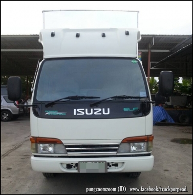 กระบะเหล็กอัดขอบกระบะสูงจากหัวเก๋งเพิ่มไปอีก 20 ซม. โครงหลังกระบะมีหมวกแก๊บ พร้อมตู้แห้ง