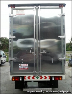 กระบะเหล็กอัดขอบกระบะสูงจากหัวเก๋งเพิ่มไปอีก 20 ซม. โครงหลังกระบะมีหมวกแก๊บ พร้อมตู้แห้ง