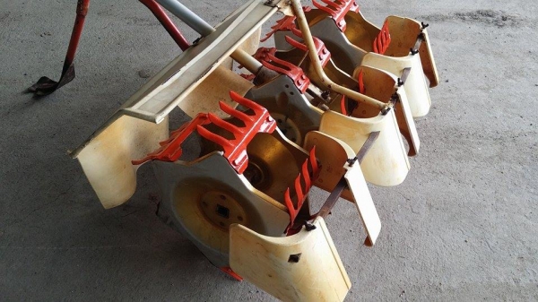 เครื่องกำจัดวัชพืชในร่องข้าว 3 แถว เก่าญี่ปุ่น ขนาดกระทัดรัด ใช้งานงานได้สะดวก