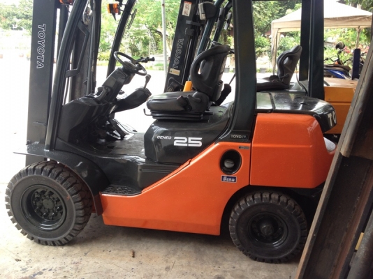 ขายโฟล์คลิฟท์  TOYOTA โตโยต้า FD2.5ตัน-รุ่น8 เครื่องยนต์ ดีเซล งาอิ้งฟอร์ค เท-หงายได้ เสาสูง4.50เมตร