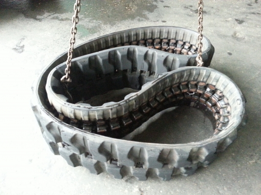 ขายแทรกยางรถขุด pc20pc30 สภาพสวย