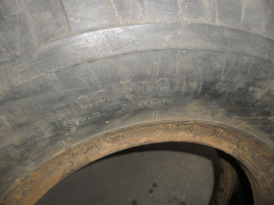 ยาง 9.00 -16 ลายทหาร สวยๆ 1คู่ ราคา 3000 บาท