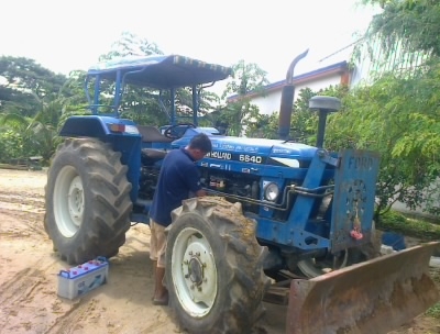 ขายรถไถFORDรุ่น6610 สองเพลา4X4คานหน้าคาลาโล่ทะเบียนมีพร้อมสนใจ0810076640