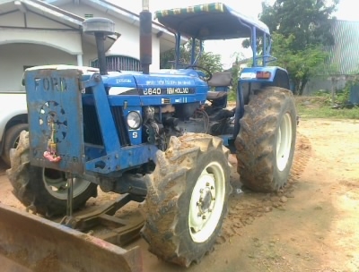 ขายรถไถFORDรุ่น6610 สองเพลา4X4คานหน้าคาลาโล่ทะเบียนมีพร้อมสนใจ0810076640