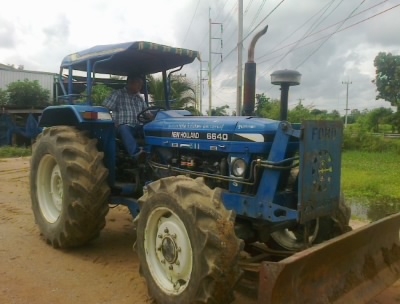 ขายรถไถFORDรุ่น6610 สองเพลา4X4คานหน้าคาลาโล่ทะเบียนมีพร้อมสนใจ0810076640