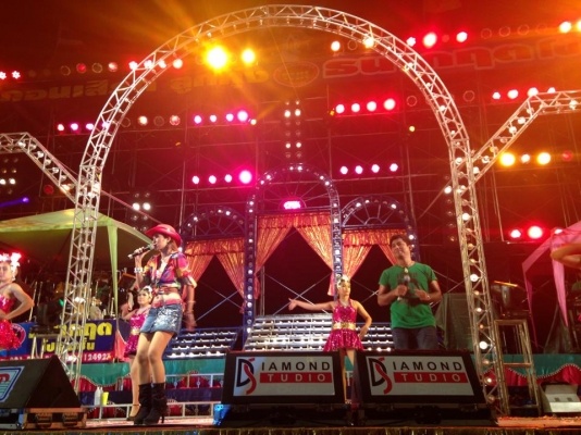 หาวงดนตรี เวที่ เครื่อง เสียง  ครบวงจร ทีมงานแดนซ์เขอร์