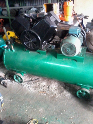 ปั๊มลม iwata มอเตอร์ 5 hp ถังขนาด 300 ลิตรโดยประมาณเครื่องเงียบและนิ่งมาก ราคาถูกมากพร้อมรับประกันสินค้าหากท่านไม่พอใจ 0988693990