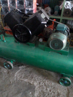 ปั๊มลม iwata มอเตอร์ 5 hp ถังขนาด 300 ลิตรโดยประมาณเครื่องเงียบและนิ่งมาก ราคาถูกมากพร้อมรับประกันสินค้าหากท่านไม่พอใจ 0988693990