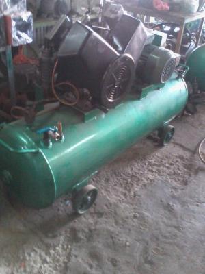 ปั๊มลม iwata มอเตอร์ 5 hp ถังขนาด 300 ลิตรโดยประมาณเครื่องเงียบและนิ่งมาก ราคาถูกมากพร้อมรับประกันสินค้าหากท่านไม่พอใจ 0988693990