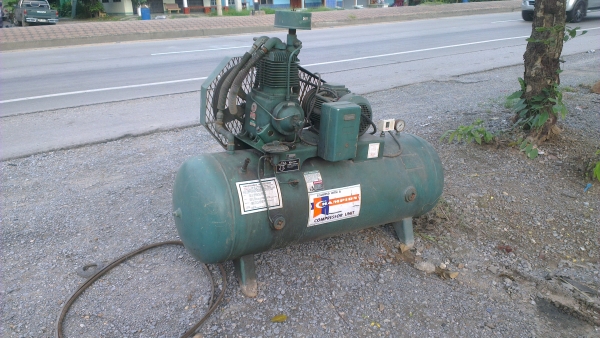 Sell> ขายปั้มลม Champion USA 5 แรง HR 5-8 ของเดิมๆ อยู่ในปั้มน้ำมัน ใช้งานได้ปกติ สภาพสวยครับ