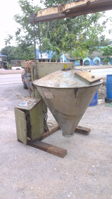 Sell> ขายเครื่องผสมอาหารลูกข่าง ลูกข่างและใบพัดเป็นสเตนเลส ขึ้นลงไฮดรอลิค สวยมากครับ