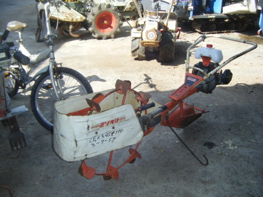 เครื่องชักร่องน้ำในนา