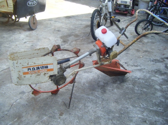 เครื่องชักร่องน้ำในนา