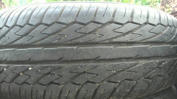 ขายยาง DUNLOP 185-65-15 ปี12 ดอกเต็ม ไม่บวม ชุดละ 3,900 บาท