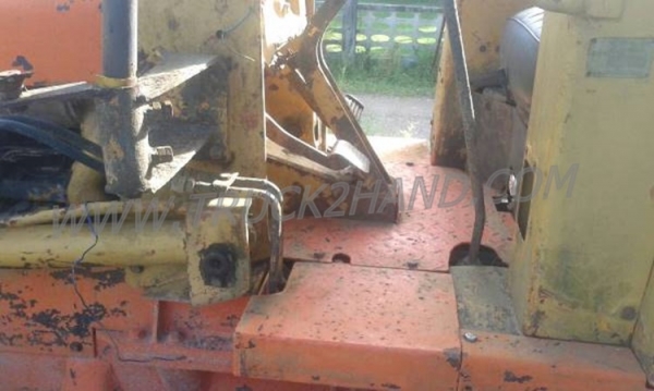 แทร็คเตอร์ KOMATSU รุ่น D 20 P-5 4 สูบ แทร็คเตอร์ KOMATSU รุ่น D 20 P-5 4 สูบ