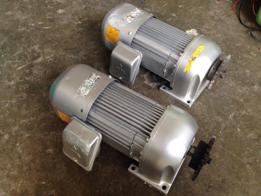 ขายมอเตอร์เกียร์ mitsubishi 1 HP. 380V มีเบรคในตัว อัตราทด 1:25 สภาพดี (ทำสีใหม่) พร้อมใช้งานมี 2 ตัวครับ