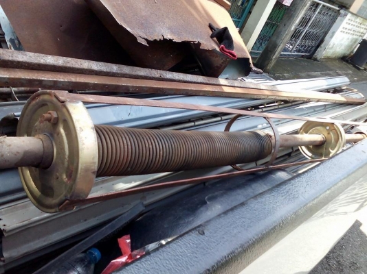 ขายประตูม้วน มีบานใหญ่กับเล็ก 2 บาน สภาพใช้ได้ ไม่ผุ