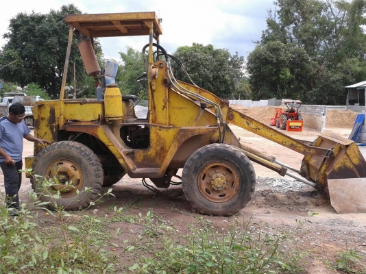 ขายรถตักล้อยางพร้อมใช้ราคาถูก เครื่อง EH100 เฟืองท้าย FUSO ปั้มดี กระบอกไฮดรอริคไม่รั่วไม่ซึม ราคาต่อรองได้ครับ