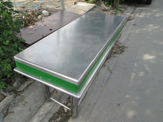 โต๊ะเตรียมบาร์น้ำ   ขาสั้นเพราะมีแท่นปูนสูง  หนาหนักมาก