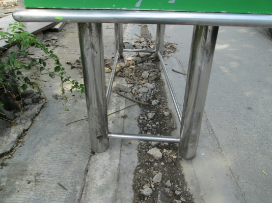 โต๊ะเตรียมบาร์น้ำ   ขาสั้นเพราะมีแท่นปูนสูง  หนาหนักมาก