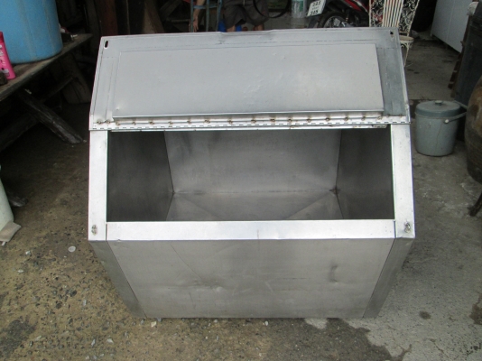 ถังน้ำแข็งหนานิวตัน  ถังใหญ่ความจุมากทีเดียว  สภาพแข็งแรง