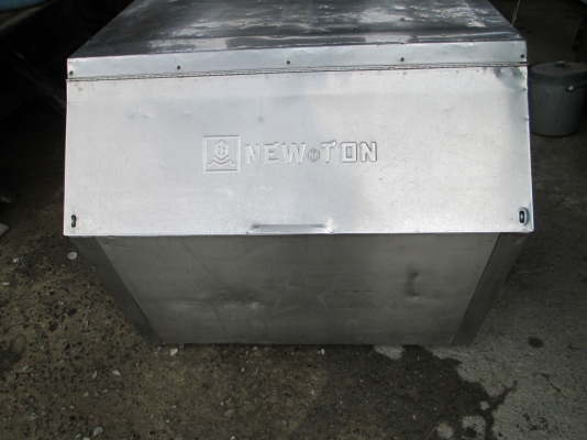 ถังน้ำแข็งหนานิวตัน  ถังใหญ่ความจุมากทีเดียว  สภาพแข็งแรง