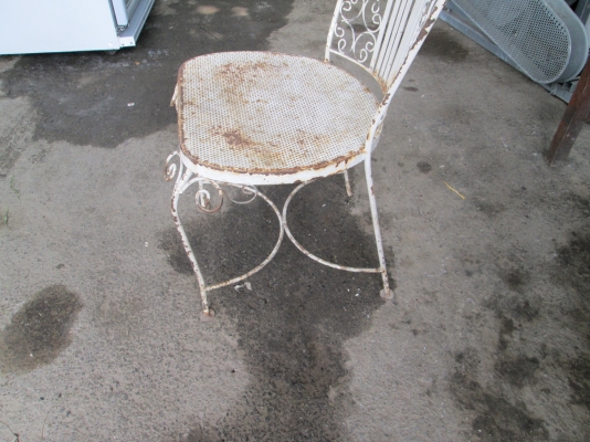 เป็นเหล็ก  ลายสวยงามครับ