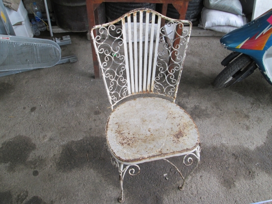 เป็นเหล็ก  ลายสวยงามครับ