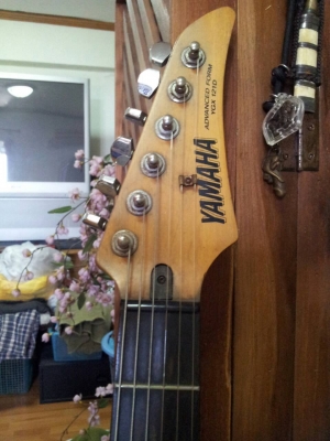 ขายกีต้าไฟฟ้า Yamaha เนื้อไม้แท้ชิ้นเดียว ลายไม้ สุดคลาสสิค เสียงดีมาก