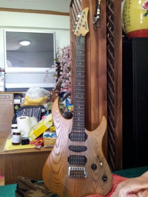 ขายกีต้าไฟฟ้า Yamaha เนื้อไม้แท้ชิ้นเดียว ลายไม้ สุดคลาสสิค เสียงดีมาก