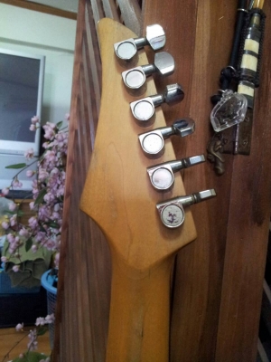 ขายกีต้าไฟฟ้า Yamaha เนื้อไม้แท้ชิ้นเดียว ลายไม้ สุดคลาสสิค เสียงดีมาก