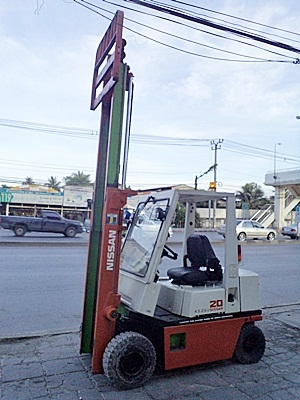 ขายรถยกนิสสัน 2 ตัน  (รุ่นใหม่-ทรงเล็ก) เครื่องเบนซิน (ใช้แก๊สอย่างเดียว)  กระบอกคู่ เสาสูง 3 เมตร   พวงมาลัยเพาเว่อร์  สีเดิมจากนอก นำเข้าจากญี่ปุ่น ใช้งานได้ทันที ราคา190000