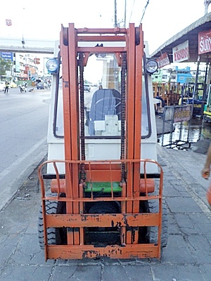 ขายรถยกนิสสัน 2 ตัน  (รุ่นใหม่-ทรงเล็ก) เครื่องเบนซิน (ใช้แก๊สอย่างเดียว)  กระบอกคู่ เสาสูง 3 เมตร   พวงมาลัยเพาเว่อร์  สีเดิมจากนอก นำเข้าจากญี่ปุ่น ใช้งานได้ทันที ราคา190000