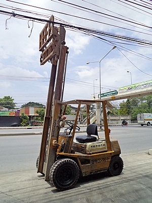 ขายรถยกโตโยต้า 2 ตัน   เครื่องเบนซิน  กระบอกคู่  งาเทด้ำ  เสาสูง 3 เมตร  ยางตันใหม่  พวงมาลัยเพาเว่อร์ นำเข้าจากญี่ปุ่น ใช้งานได้ทันที ราคา190000