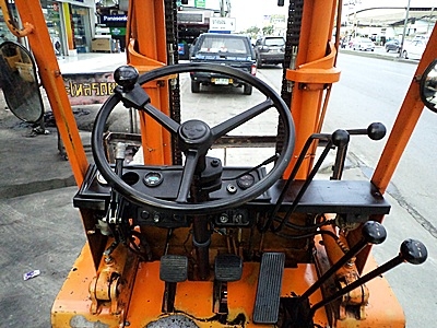 ขายรถยกโคมัสสึ 2 ตัน  เครื่องดีเซลอี่ซูซุ  กระบอกคู่ เสาสูง 3 เมตร  พวงมาลัยเพาเว่อร์  สีเดิมจากนอก นำเข้าจากญี่ปุ่น ใช้งานได้ทันที ราคา190000