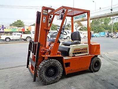 ขายรถยกโคมัสสึ 2 ตัน  เครื่องดีเซลอี่ซูซุ  กระบอกคู่ เสาสูง 3 เมตร  พวงมาลัยเพาเว่อร์  สีเดิมจากนอก นำเข้าจากญี่ปุ่น ใช้งานได้ทันที ราคา190000