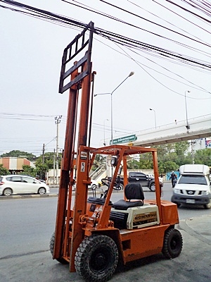 ขายรถยกโคมัสสึ 2 ตัน  เครื่องดีเซลอี่ซูซุ  กระบอกคู่ เสาสูง 3 เมตร  พวงมาลัยเพาเว่อร์  สีเดิมจากนอก นำเข้าจากญี่ปุ่น ใช้งานได้ทันที ราคา190000