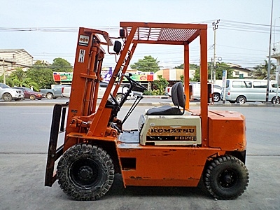 ขายรถยกโคมัสสึ 2 ตัน  เครื่องดีเซลอี่ซูซุ  กระบอกคู่ เสาสูง 3 เมตร  พวงมาลัยเพาเว่อร์  สีเดิมจากนอก นำเข้าจากญี่ปุ่น ใช้งานได้ทันที ราคา190000