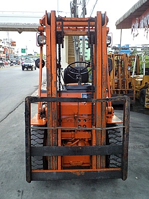 ขายรถยกโคมัสสึ 2 ตัน  เครื่องดีเซลอี่ซูซุ  กระบอกคู่ เสาสูง 3 เมตร  พวงมาลัยเพาเว่อร์  สีเดิมจากนอก นำเข้าจากญี่ปุ่น ใช้งานได้ทันที ราคา190000