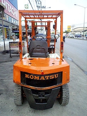 ขายรถยกโคมัสสึ 2 ตัน  เครื่องดีเซลอี่ซูซุ  กระบอกคู่ เสาสูง 3 เมตร  พวงมาลัยเพาเว่อร์  สีเดิมจากนอก นำเข้าจากญี่ปุ่น ใช้งานได้ทันที ราคา190000