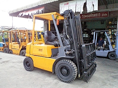 ขายรถยกมิตซูบิชิ 2 ตัน  เครื่องดีเซล  กระบอกคู่  เสาสูง 3 เมตร ยางตันใหม่  พวงมาลัยเพาเว่อร์  สีเดิมจากนอก นำเข้าจากญี่ปุ่น ใช้งานได้ทันที ราคา190000