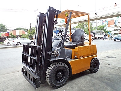 ขายรถยกมิตซูบิชิ 2 ตัน  เครื่องดีเซล  กระบอกคู่  เสาสูง 3 เมตร ยางตันใหม่  พวงมาลัยเพาเว่อร์  สีเดิมจากนอก นำเข้าจากญี่ปุ่น ใช้งานได้ทันที ราคา190000